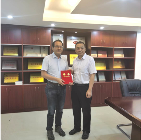 陈芒接受刘校长亲手颁发的《聘书》，成为北京物资学院本科教学校外导师